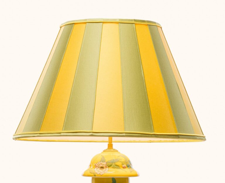 Conique rayé jaune et vert