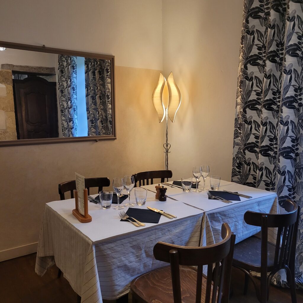 Abat-jour fédora en soie dans un restaurant
